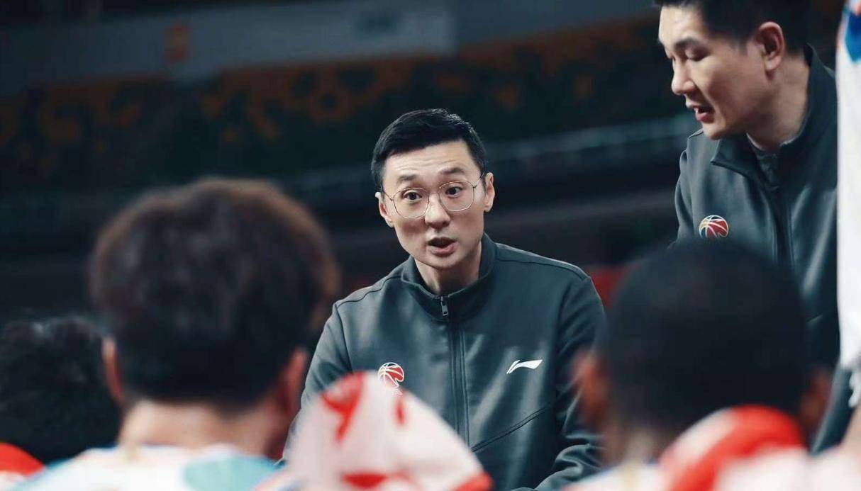 乐鱼体育官网-新疆男篮外援出色，奠定胜利基础