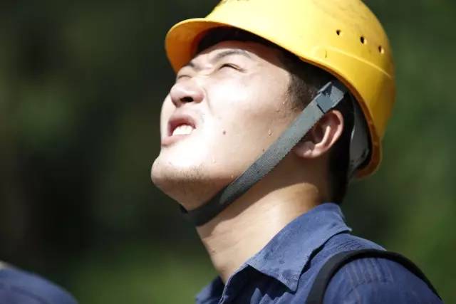 包含无惧压力，全神贯注！球员为了团队荣耀而奋斗的词条