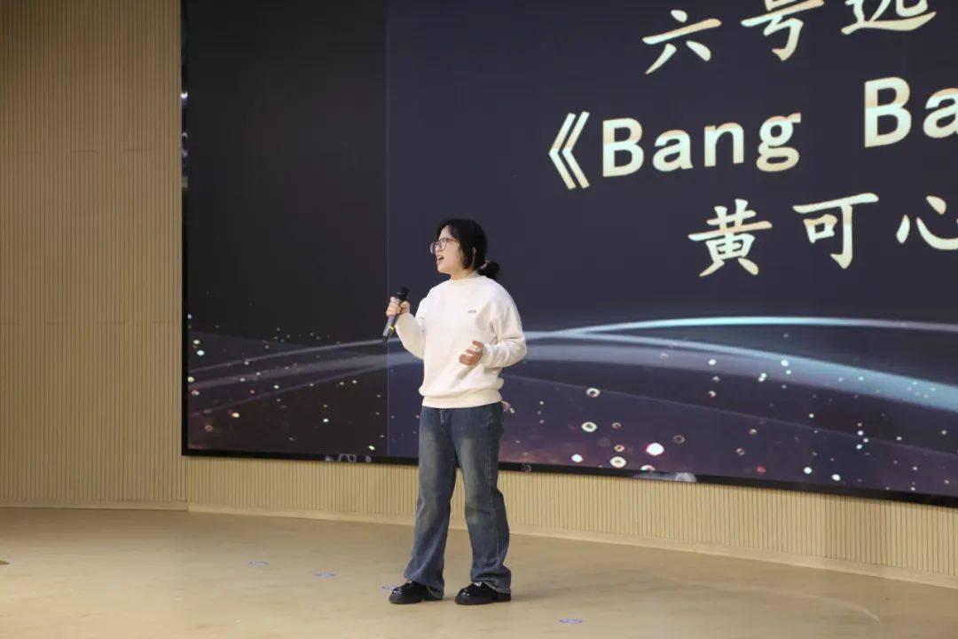 关于全球足球比赛中女性选手各展所长，赢得掌声的信息